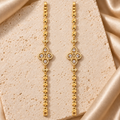 Set de dos pulseras en tono dorado, cada una con cuatro piedras transparentes en forma de gota, detalles florales y eslabones de hojas.