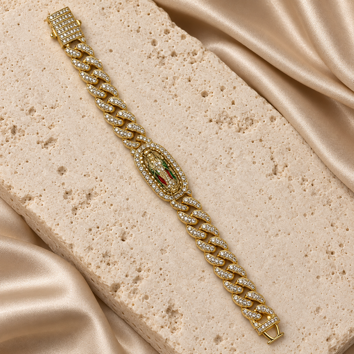 Pulsera cubana en tono dorado con piedras transparentes, medallón ovalado de la Virgen de Guadalupe y cierre rectangular brillante.