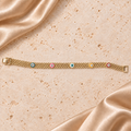Una pulsera de malla en tono dorado con cinco motivos redondos de ojo en azul, rosa, turquesa, amarillo y rojo, con cierre completo.