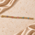 Una pulsera de malla en tono dorado con cinco mariposas multicolor, dibujos de ojos en sus alas y cierre plegable completo.