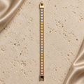 Pulsera de doble cadena dorada con pequeñas mariposas en tonos plateado, dorado y oro rosa y cierre rectangular.