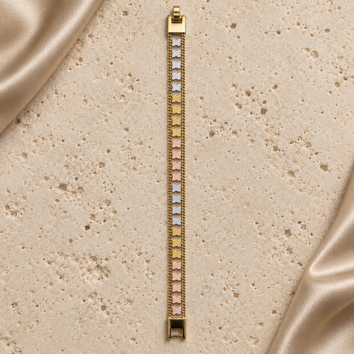 Pulsera de doble cadena dorada con pequeñas mariposas en tonos plateado, dorado y oro rosa y cierre rectangular.