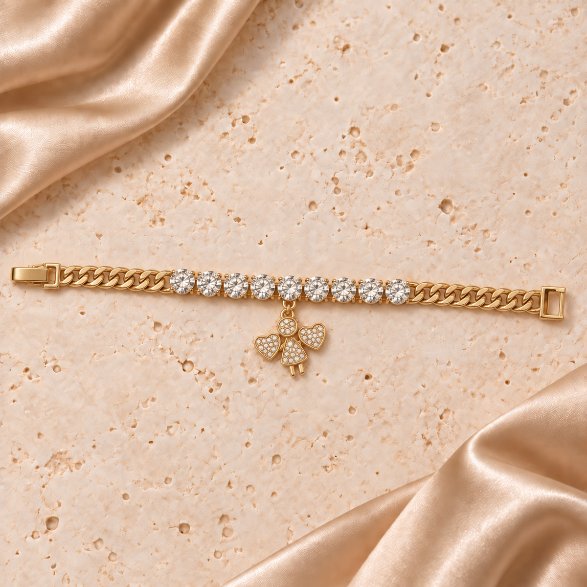 Una pulsera de eslabones en tono dorado con nueve piedras redondas transparentes y un dije de ángel con alas de corazón, con cierre completo.