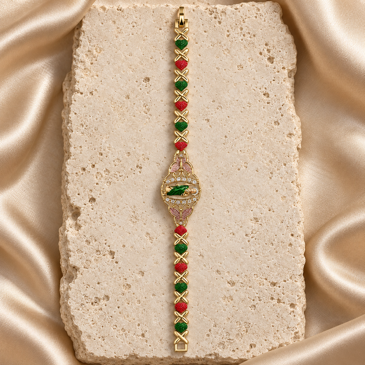 Pulsera en tono dorado con figura de San Judas, mariposas y eslabones de corazones rojos y verdes.
