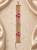 Una pulsera de cadenas de bolitas en tonos dorado, plateado y rosado, con medallón ovalado 15, seis rosas fucsias, cierre y cadena de extensión.