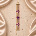 Una pulsera de cadenas en tres tonos, con siete rosas moradas, una rosa central grande rodeada de piedras transparentes, cierre y cadena de extensión.