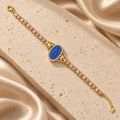 Pulsera con medallón azul de la Virgen de Guadalupe, detalles laterales de corazones, eslabones con rosas y extensión con dije de corazón.