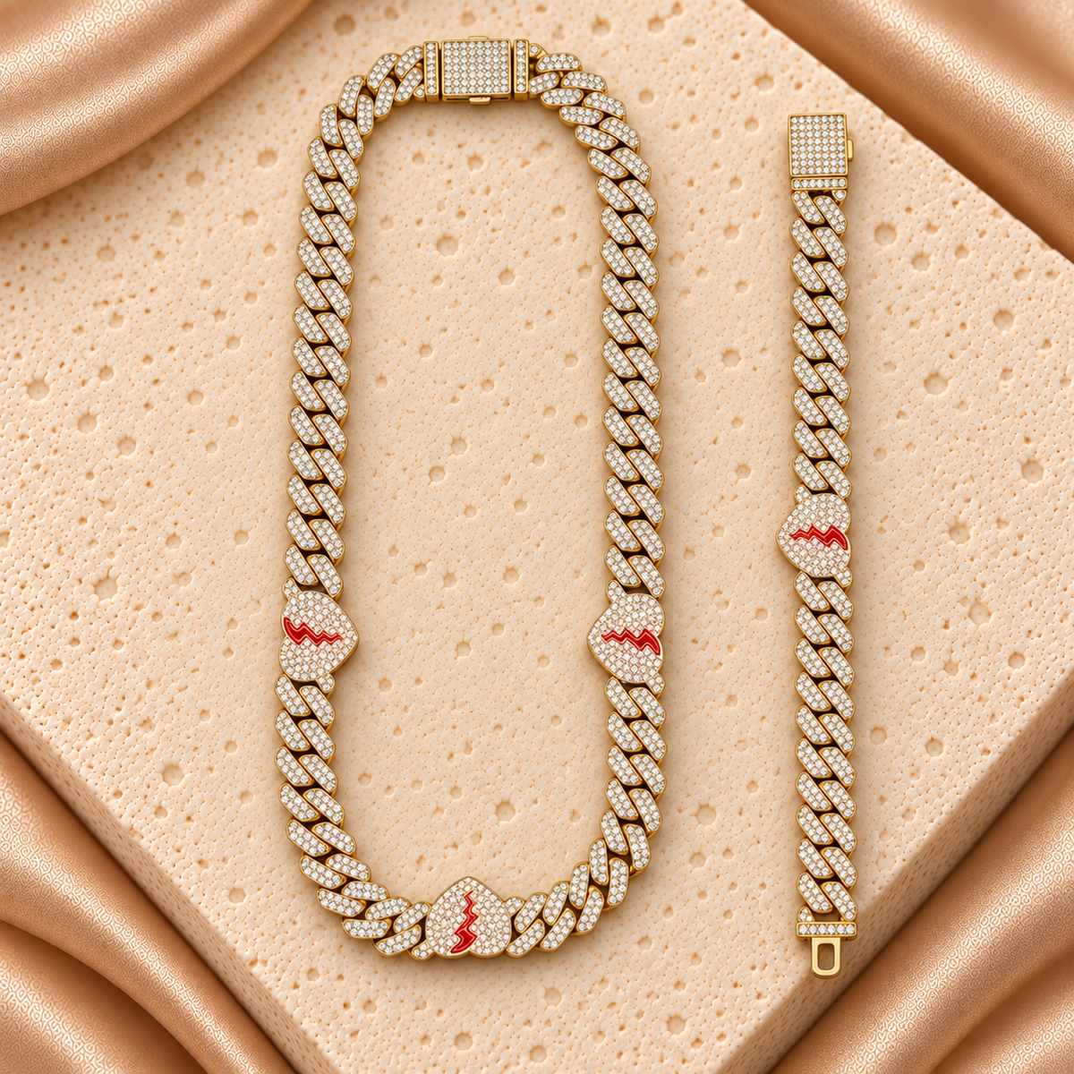 Cadena dorada con tres corazones brillantes de grieta roja y pulsera a juego con un corazón, eslabones cubanos y cierres rectangulares.