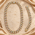 Set de cadena y pulsera de eslabones dorados con piedras rectangulares iridiscentes y cierres decorados con pequeñas piedras cuadradas.