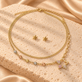 Collar doble dorado con cinco detalles circulares tricolor, dije de estrella floral rosada y transparente, y dos aretes de estrella.