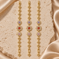 Set de tres pulseras en tono dorado, cada una con eslabones de estrella y tres centros brillantes de color morado, rojo anaranjado y rosa.